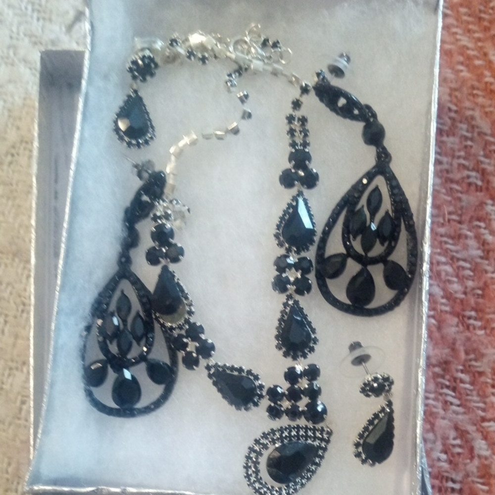 Elegant Black Jewelry Set